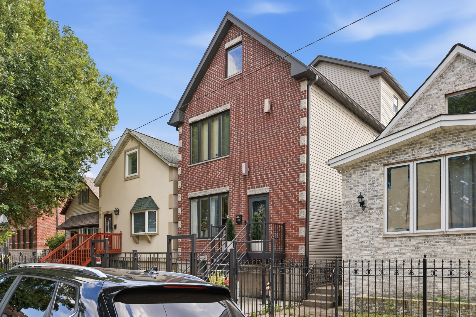 539 W 44th Place Property Photo 1