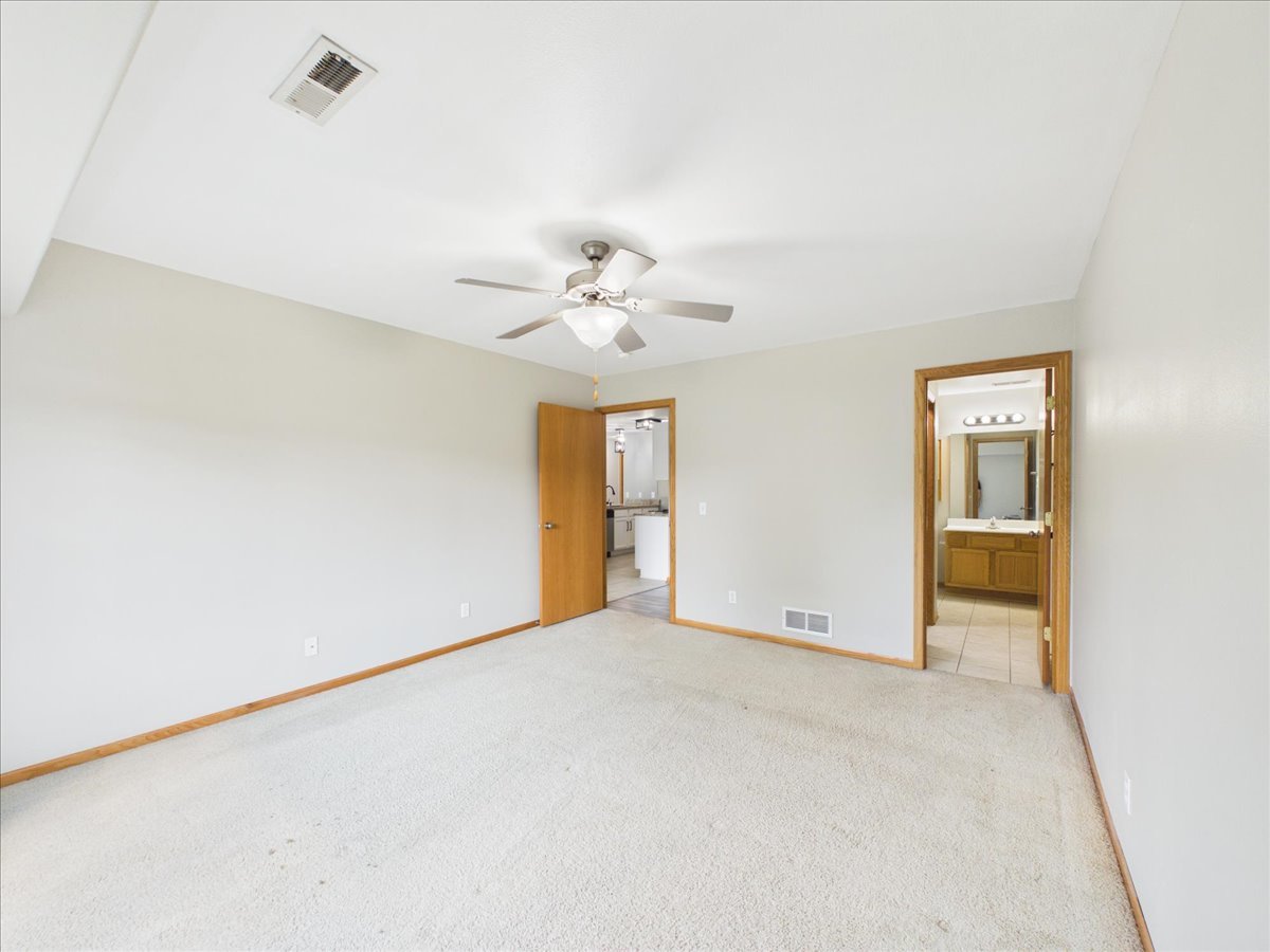 639 Queens Court 8 Property Photo 19