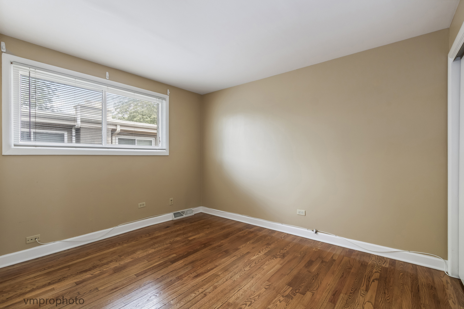 606 S Milwaukee Avenue B Property Photo 11