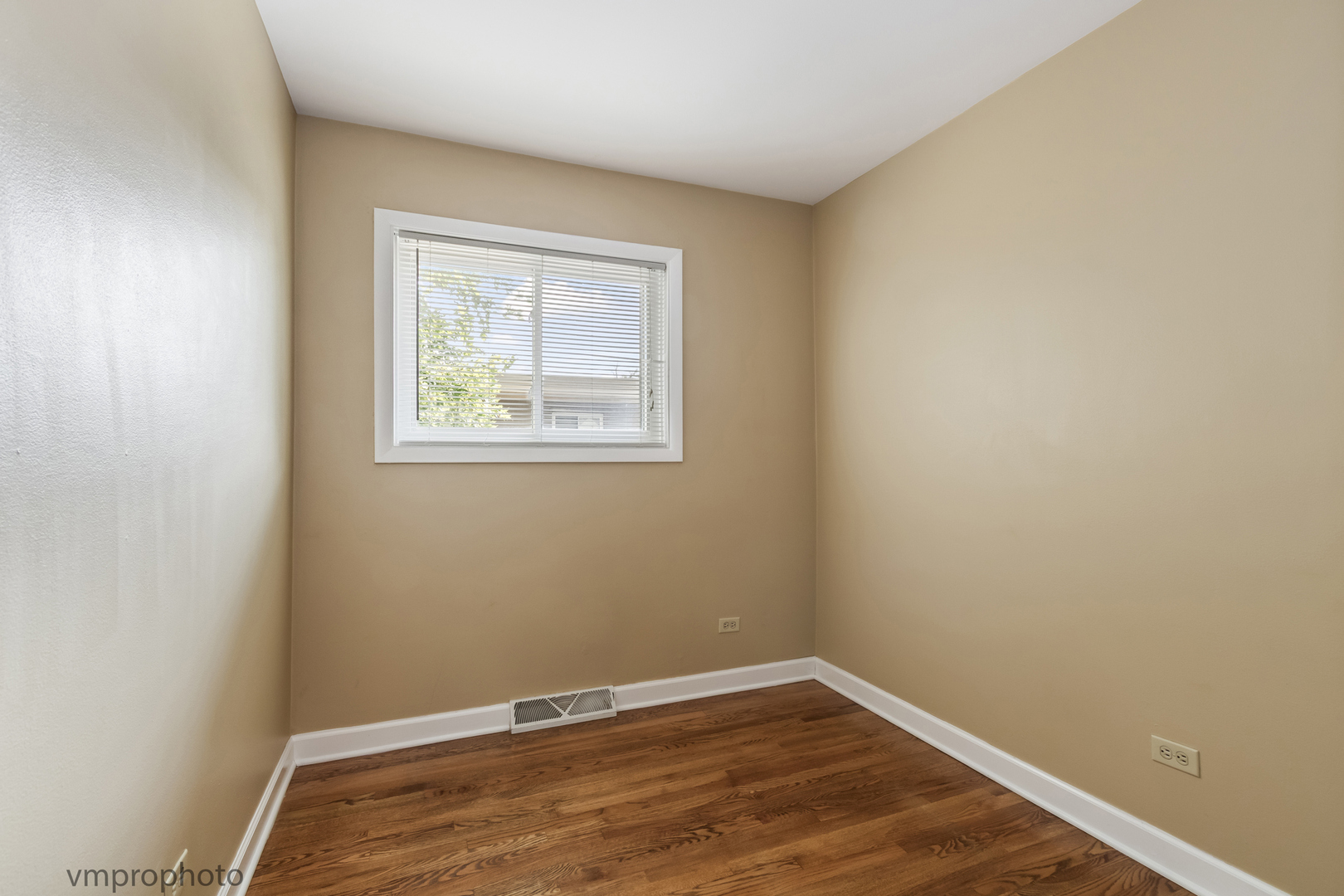 606 S Milwaukee Avenue B Property Photo 14