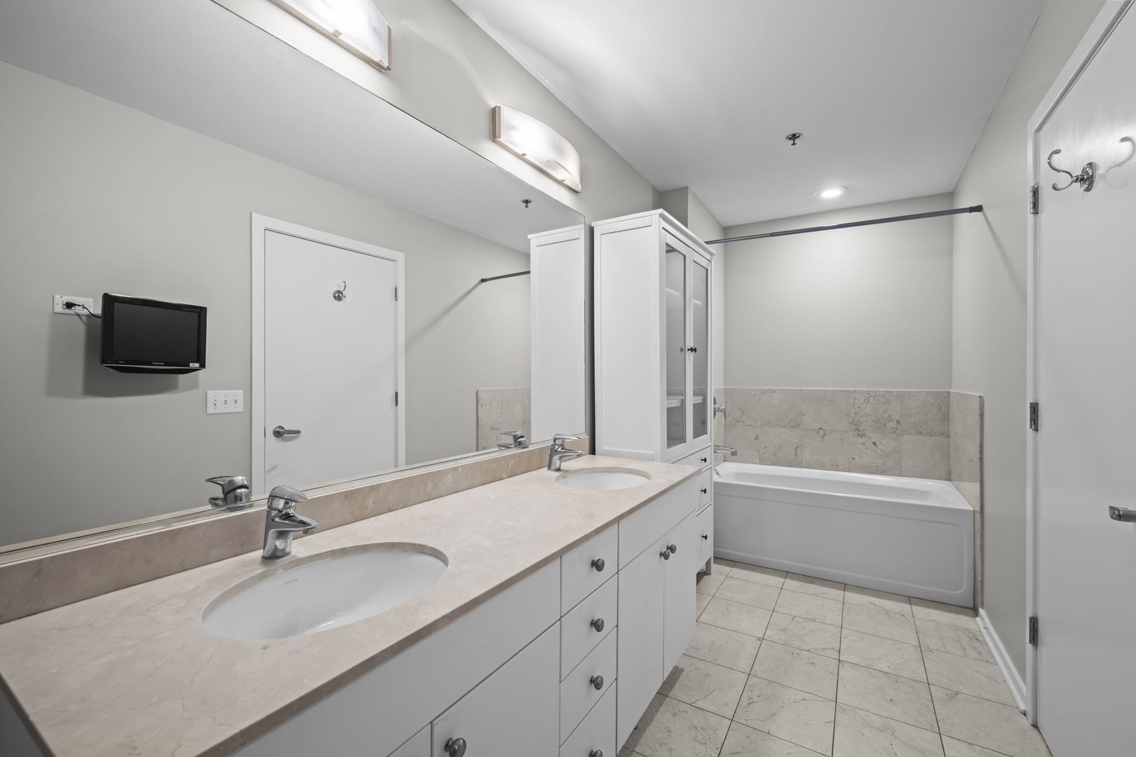 123 S Green Street 604b Property Photo 13