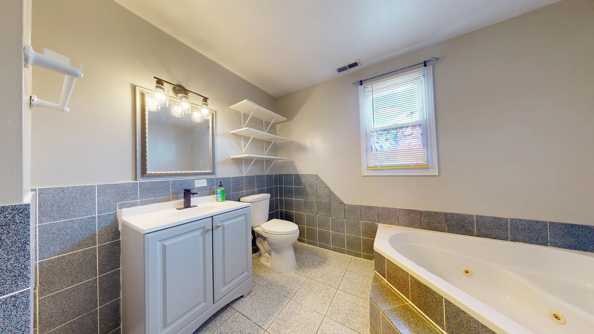 5242 W Roscoe Street 2 Property Photo 8