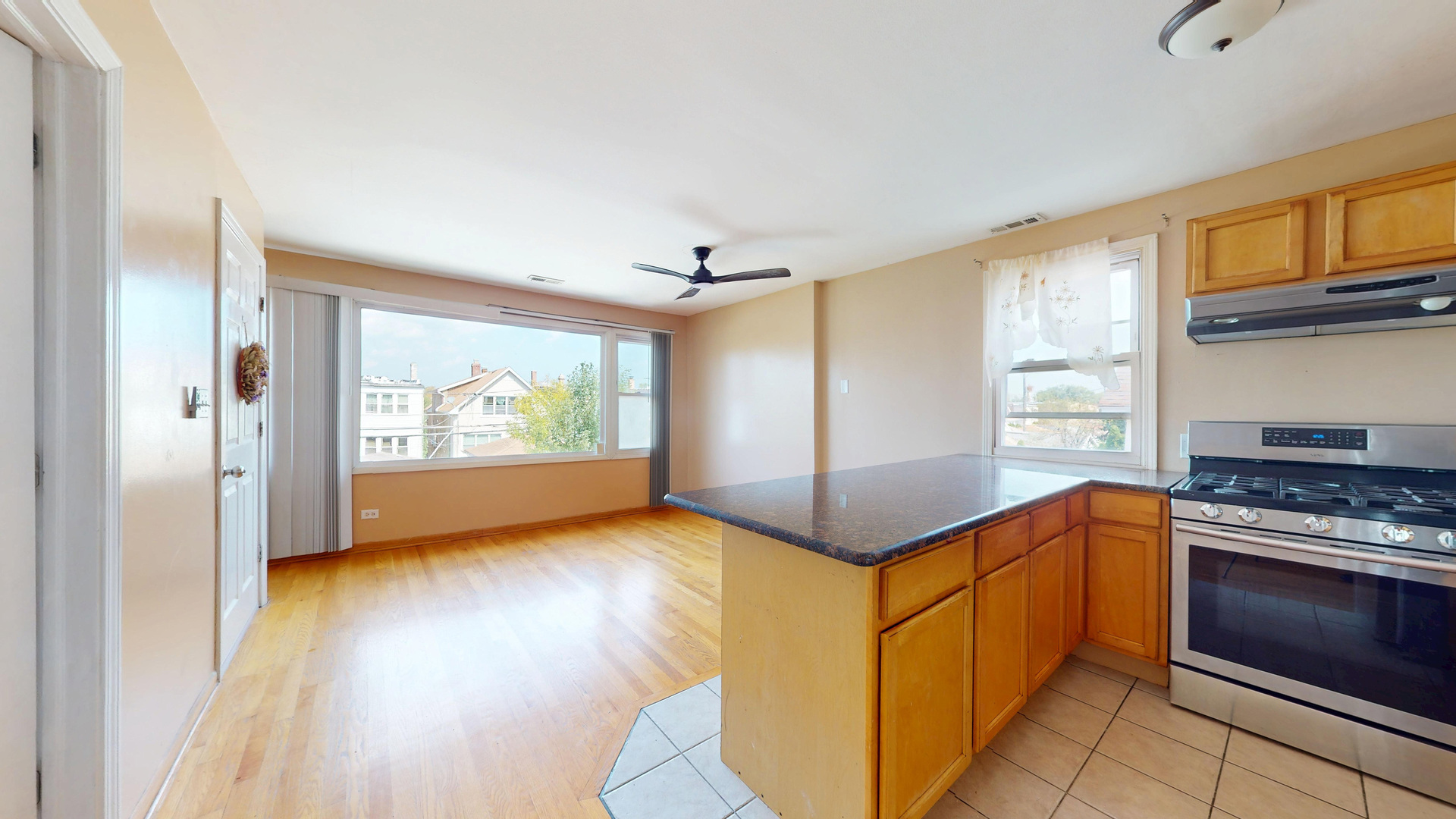 5242 W Roscoe Street 2 Property Photo 9
