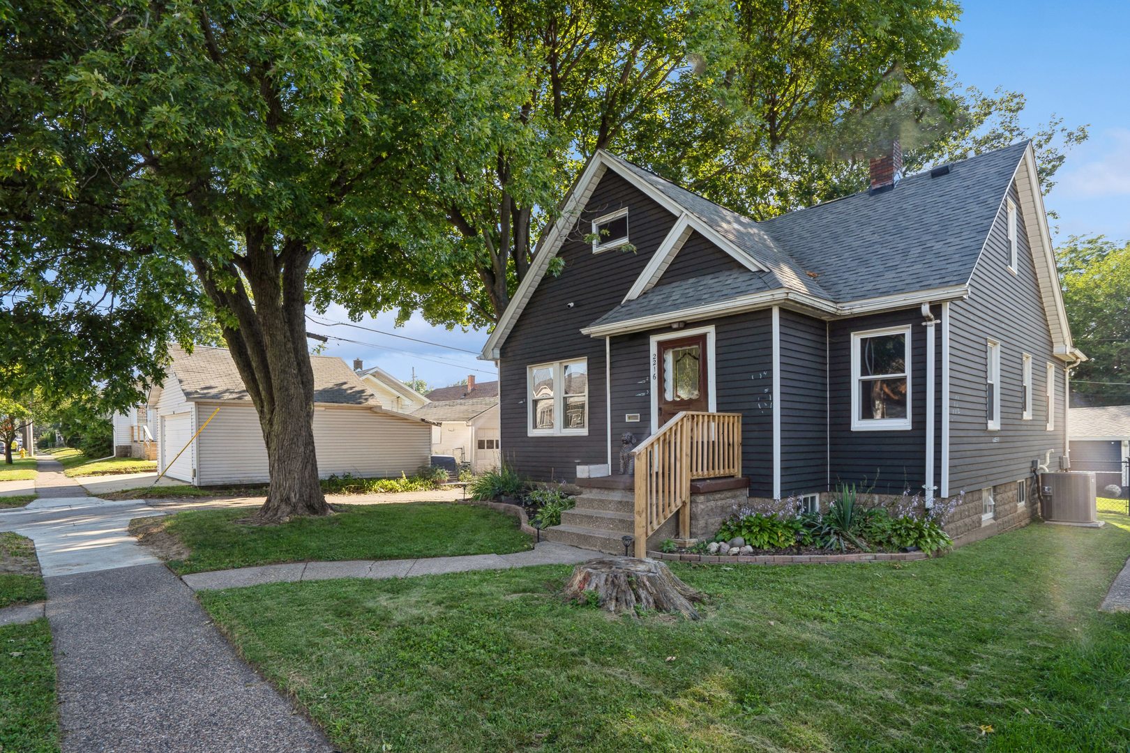 2216 N Sturdevant Street Property Photo 2