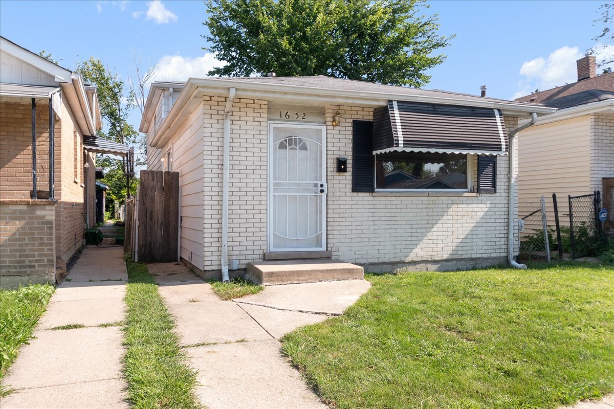 1652 W Montvale Avenue Property Photo 1