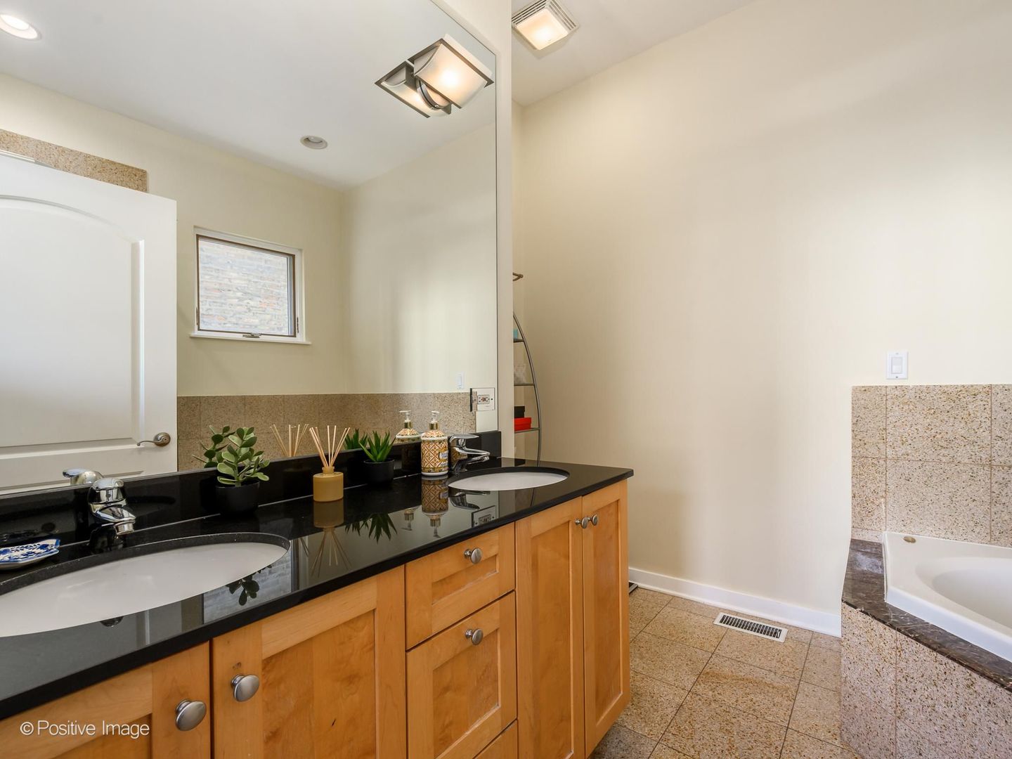 1901 W Division Street 2n Property Photo 15