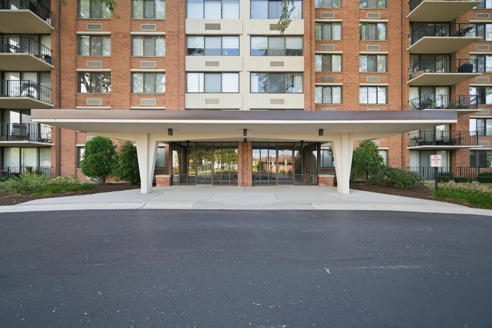 2000 Saint Regis Drive 4h Property Photo 3