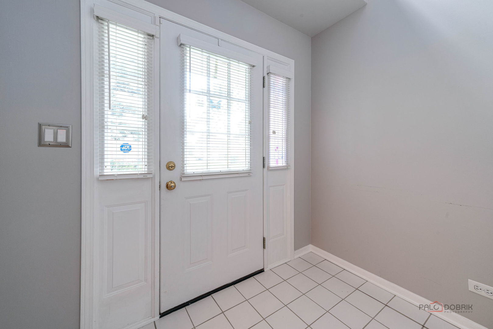 1432 Hampshire Court Property Photo 3
