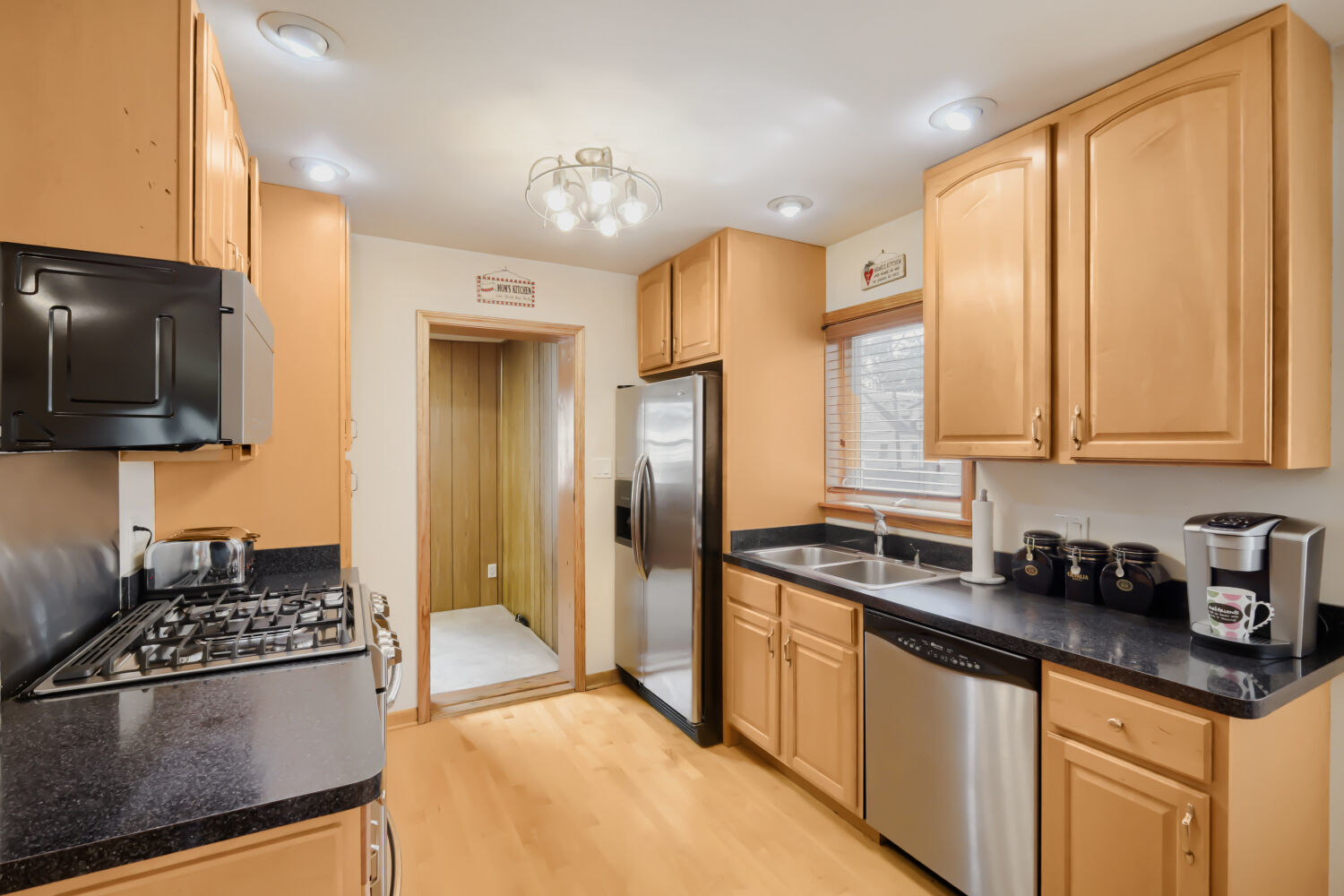 5323 N Natoma Avenue Property Photo 6