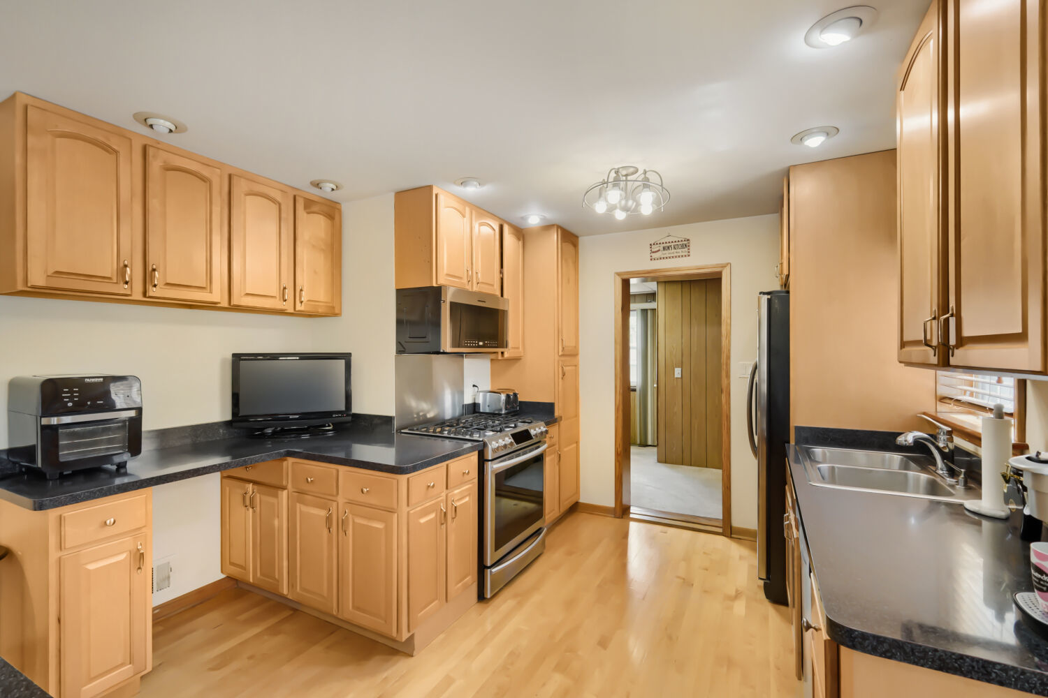 5323 N Natoma Avenue Property Photo 7