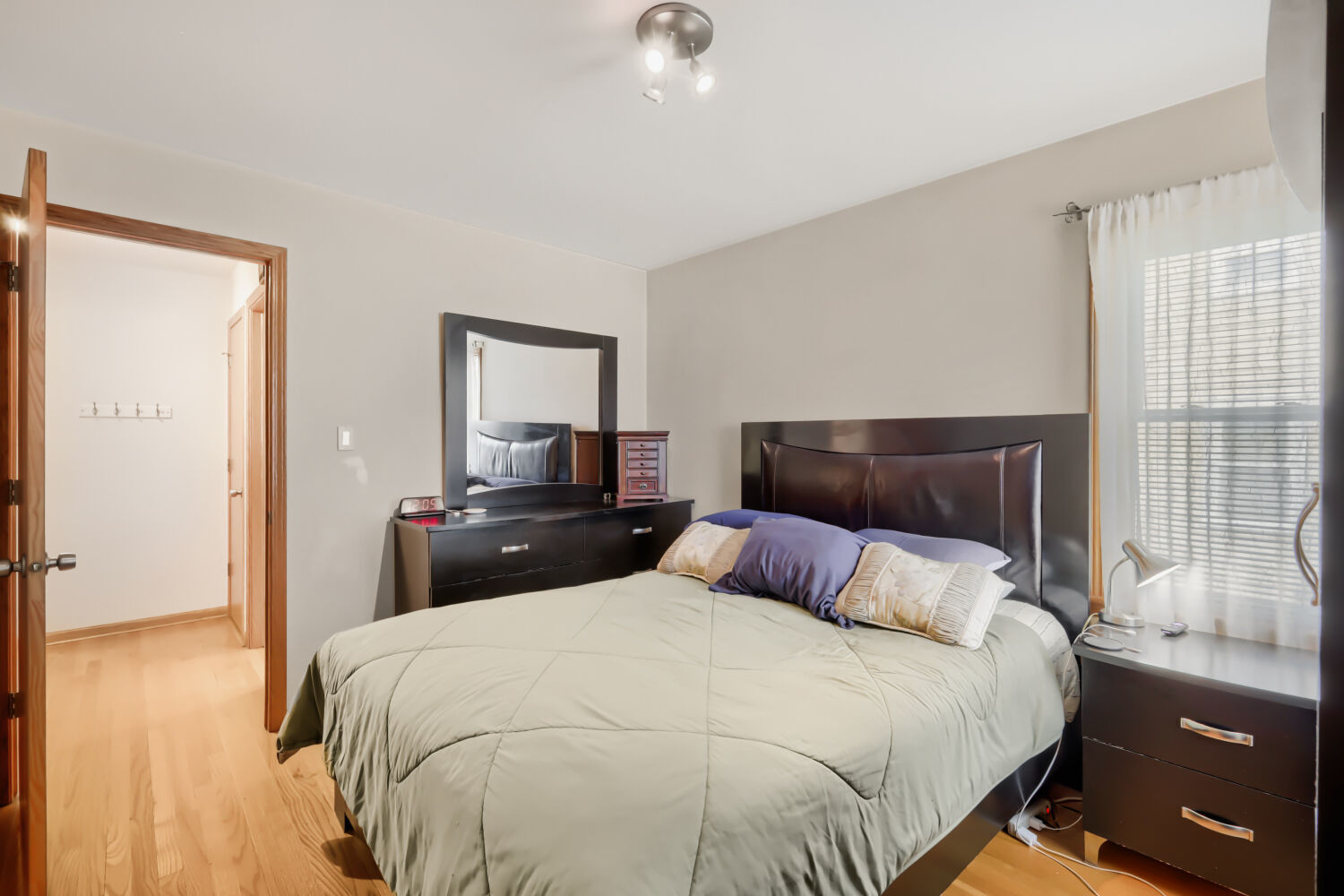 5323 N Natoma Avenue Property Photo 10
