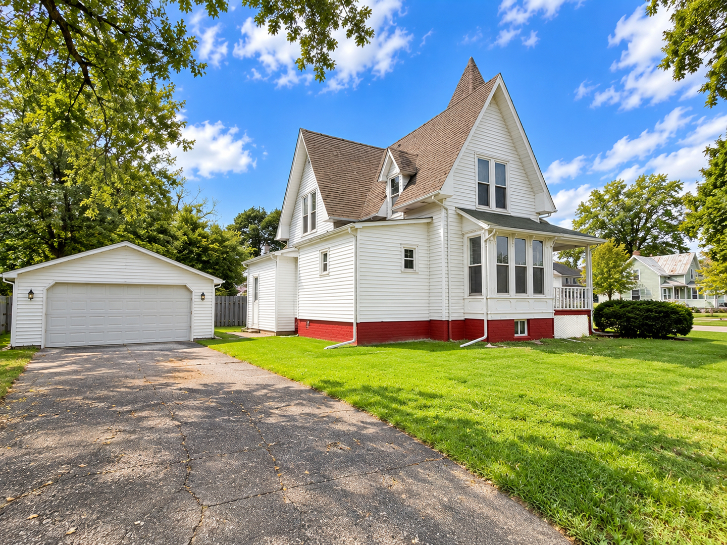 208 W Pells Street Property Photo 4