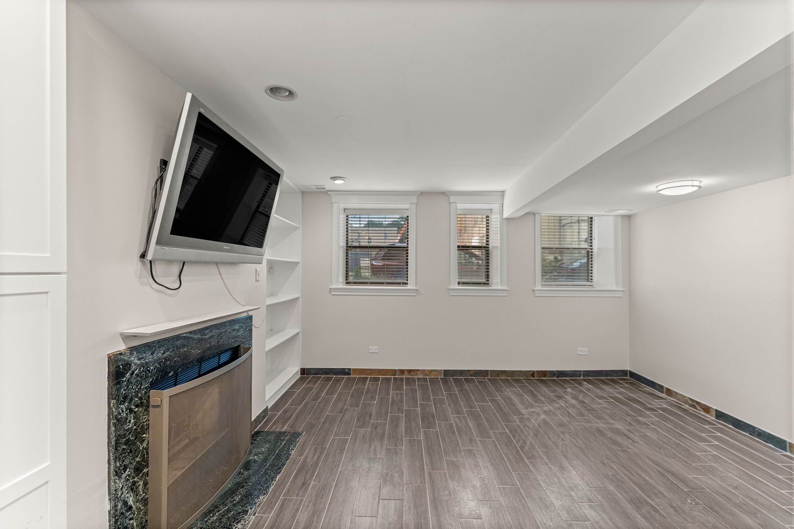 4214 N Kenmore Avenue Gf Property Photo 3