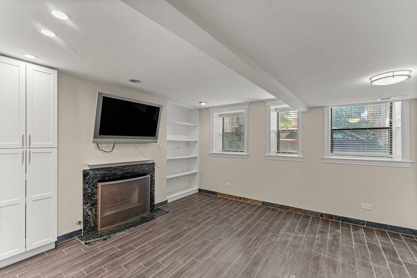 4214 N Kenmore Avenue Gf Property Photo 4