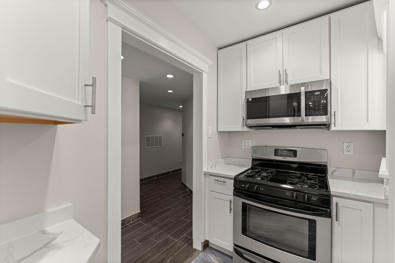 4214 N Kenmore Avenue Gf Property Photo 8