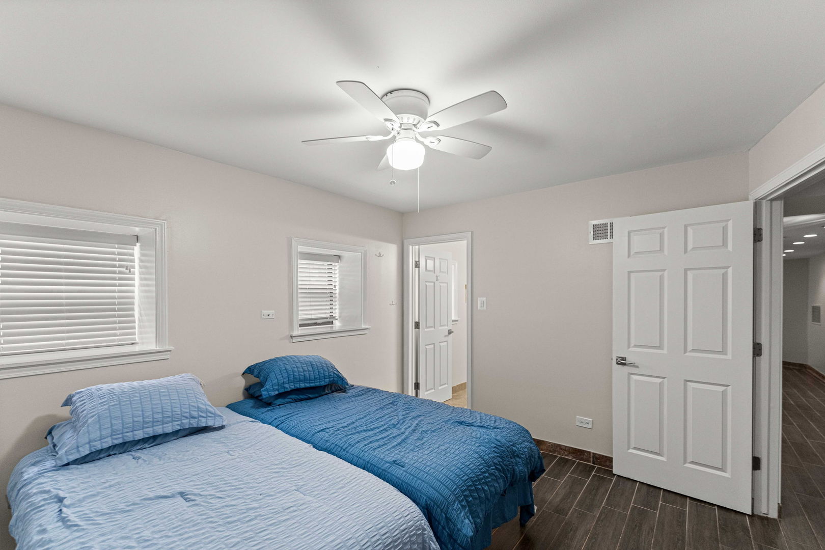 4214 N Kenmore Avenue Gf Property Photo 9