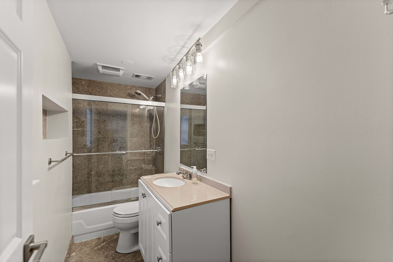 4214 N Kenmore Avenue Gf Property Photo 11
