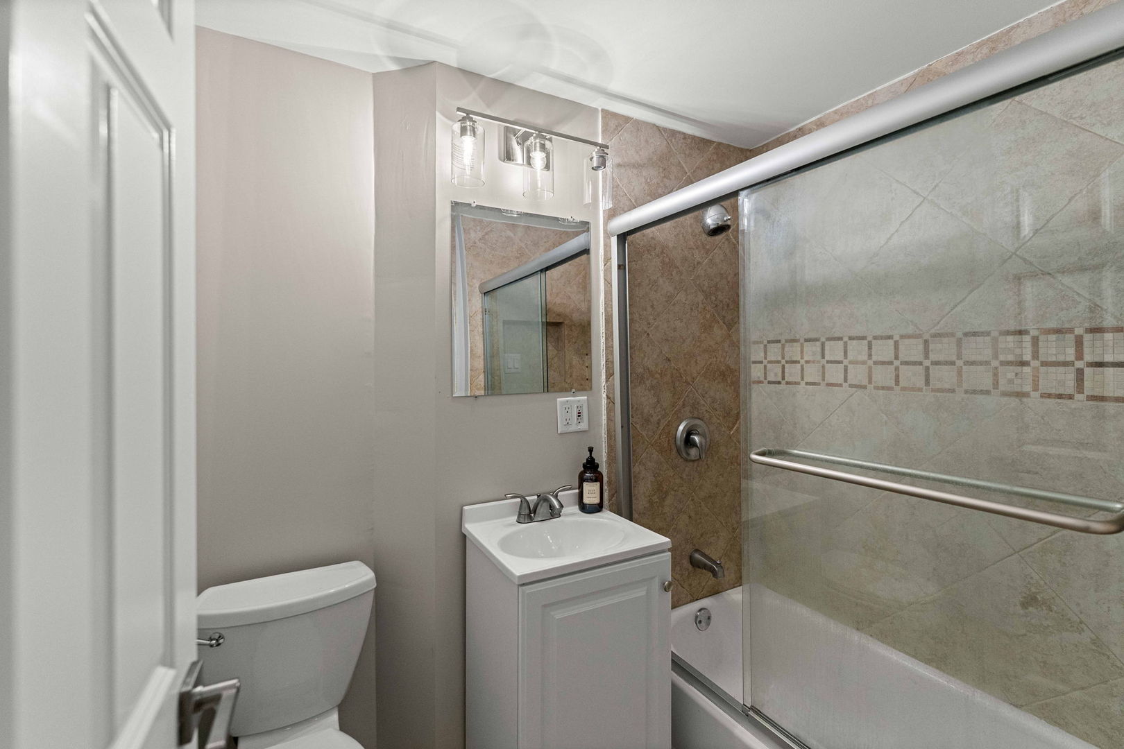 4214 N Kenmore Avenue Gf Property Photo 12