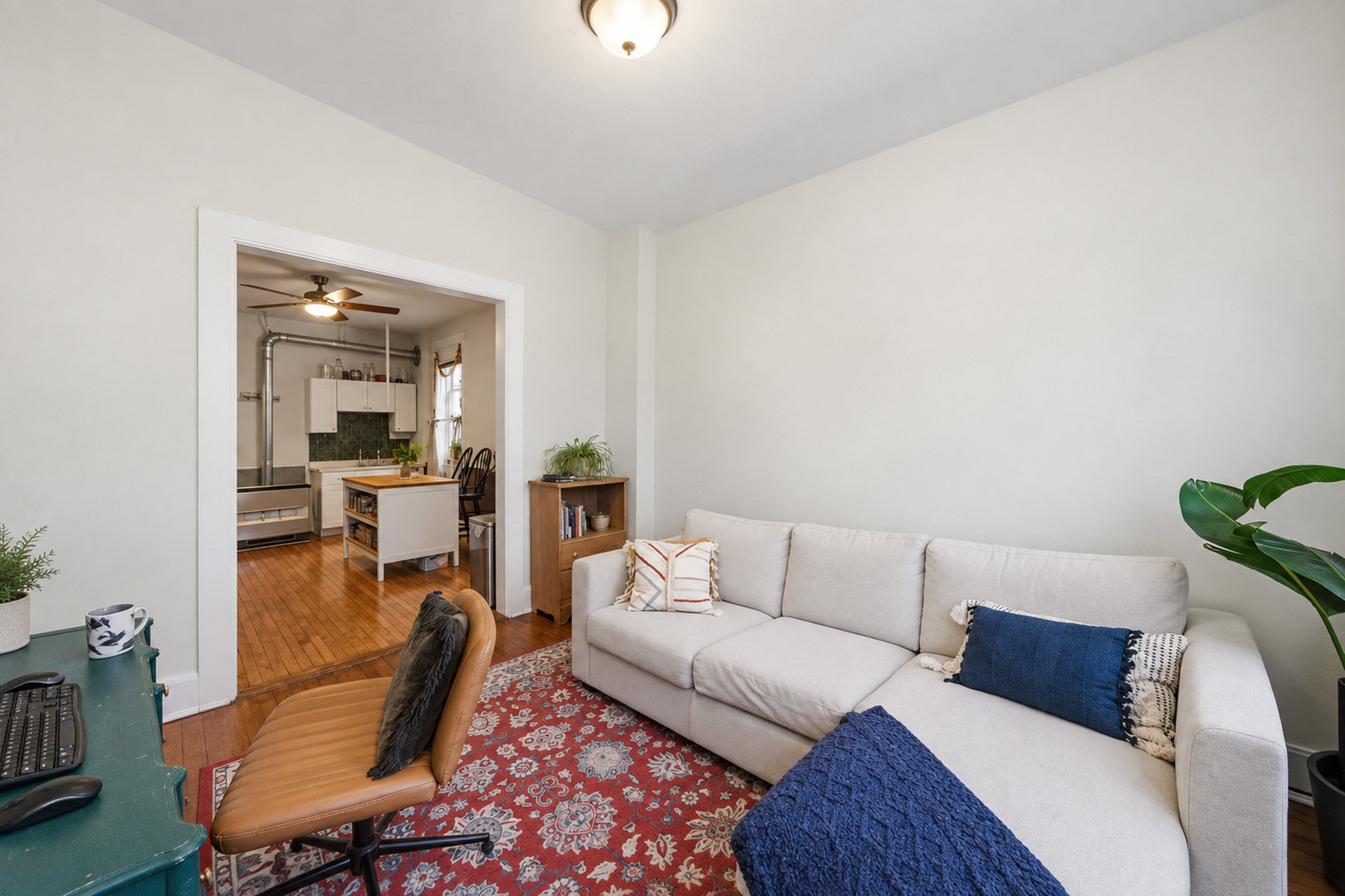 1433 W Superior Street Property Photo 3