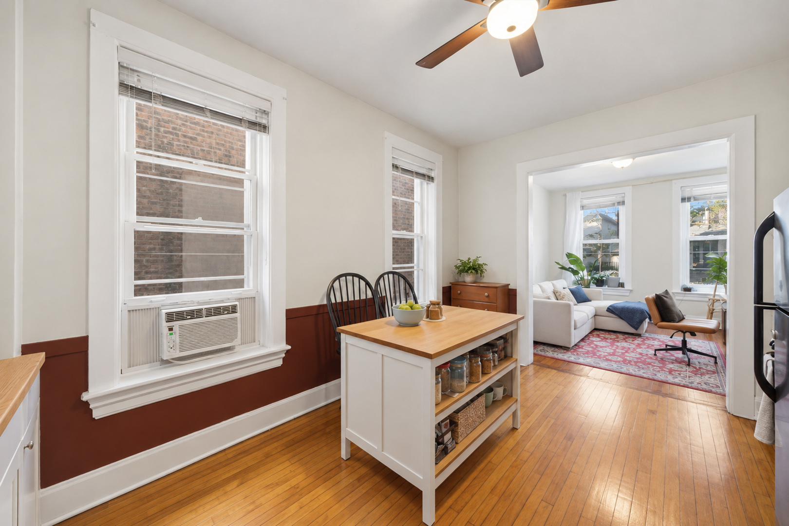 1433 W Superior Street Property Photo 4
