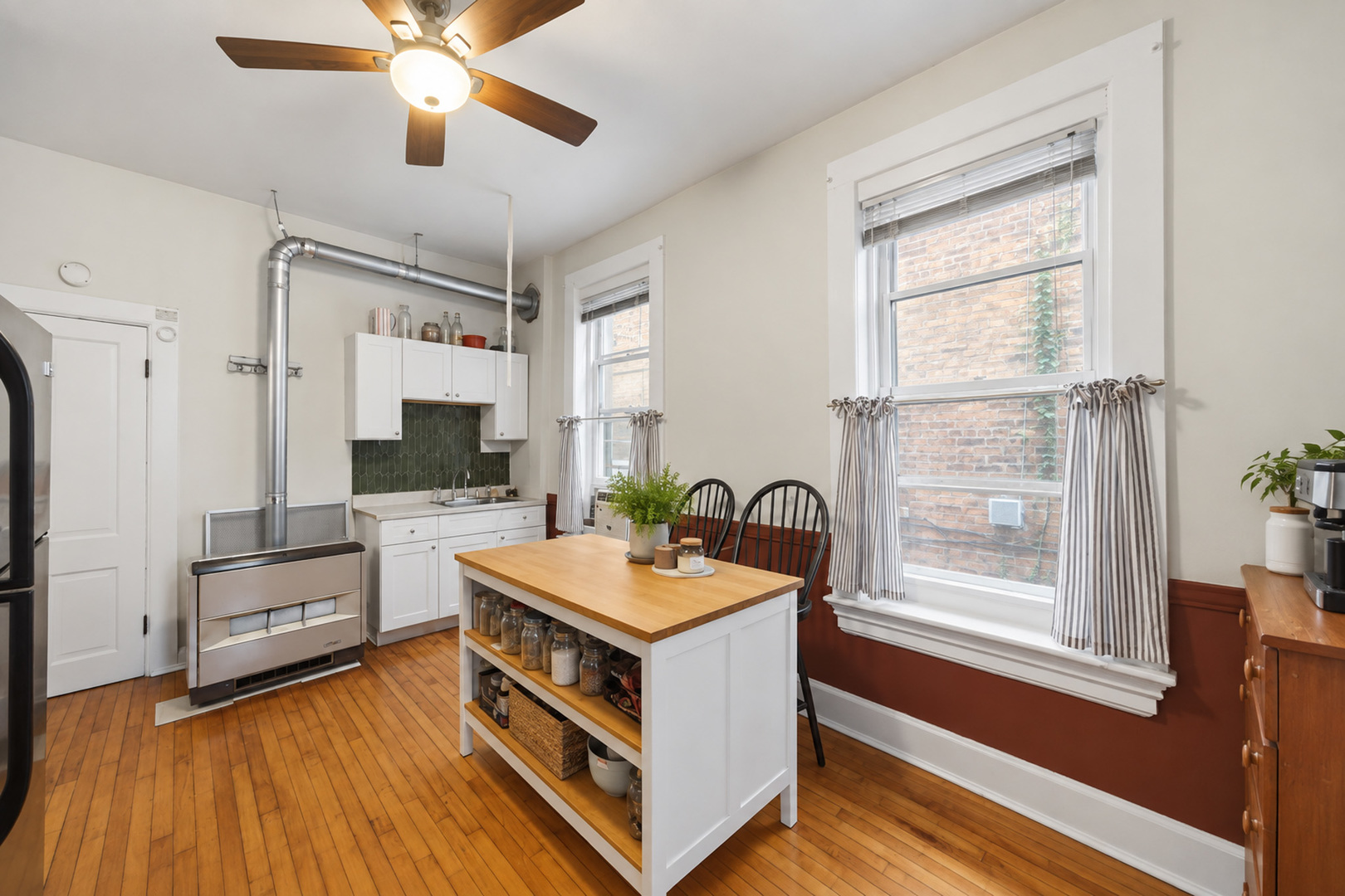 1433 W Superior Street Property Photo 5