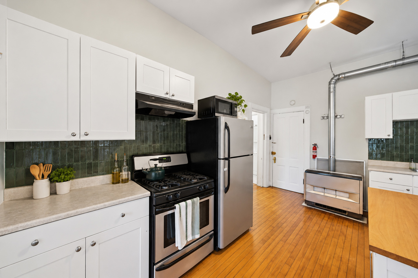 1433 W Superior Street Property Photo 6