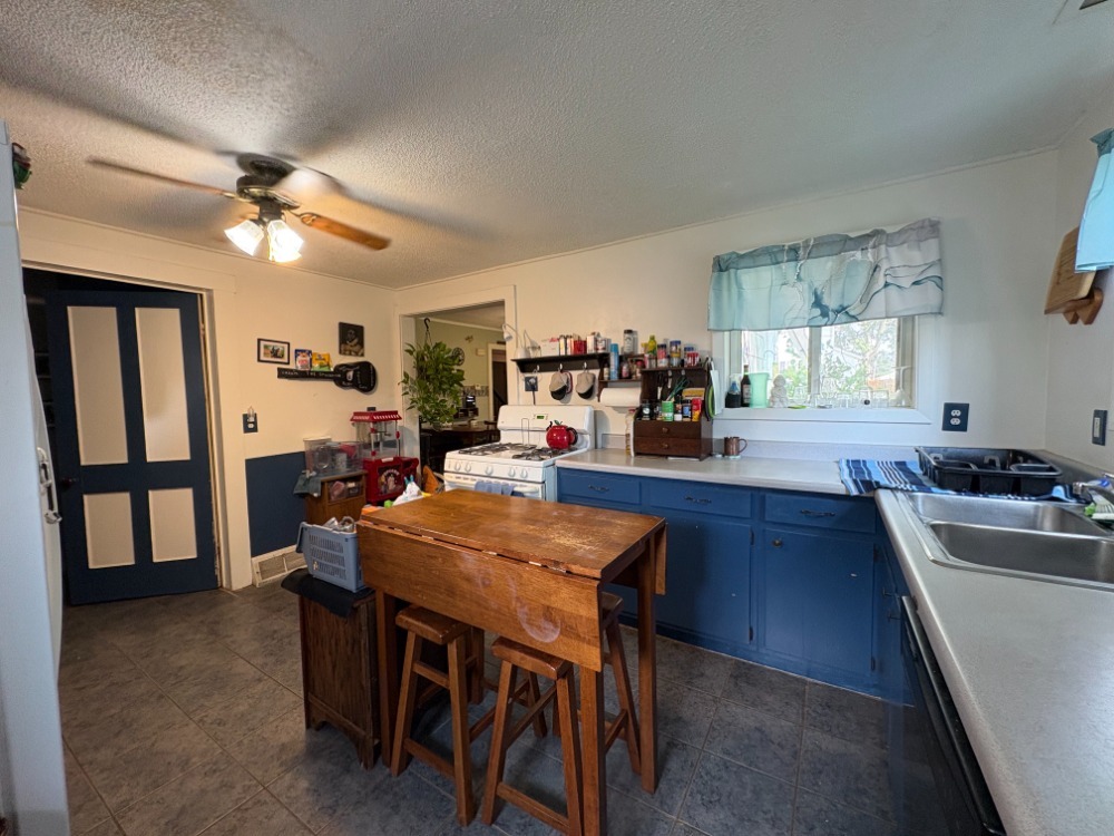 201 S Barber Avenue Property Photo 9