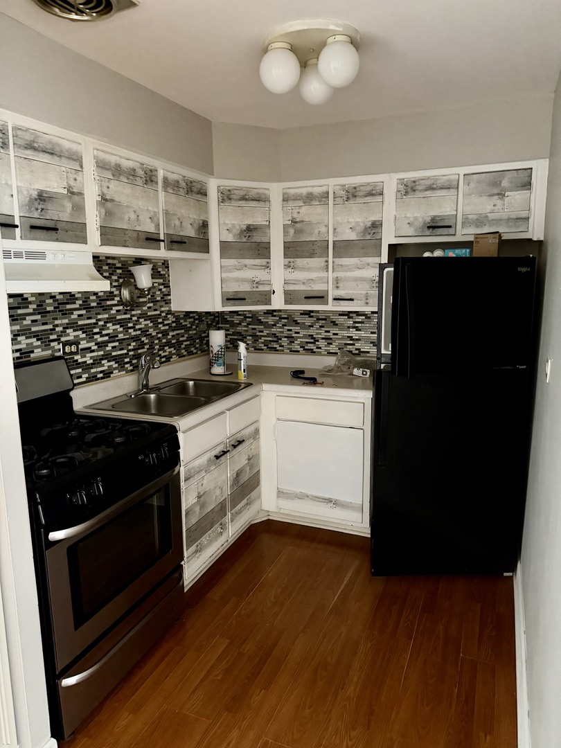 5306 N Cumberland Avenue 401 Property Photo 2