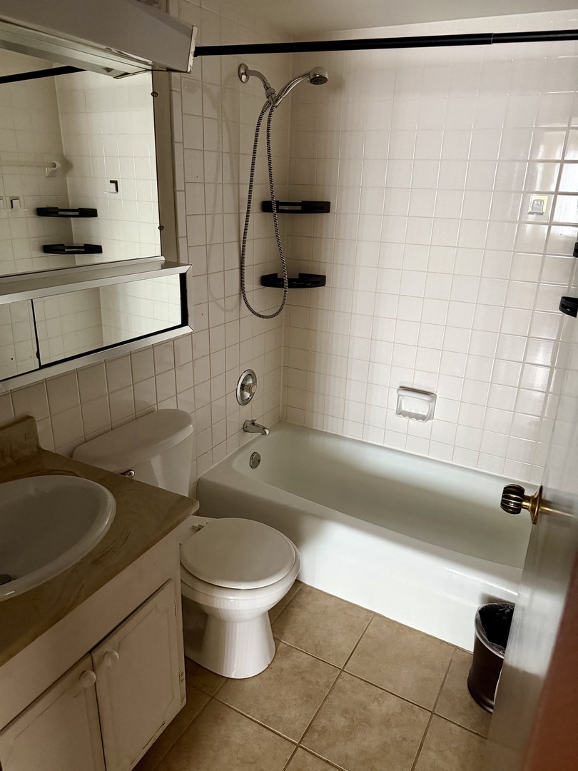 5306 N Cumberland Avenue 401 Property Photo 3