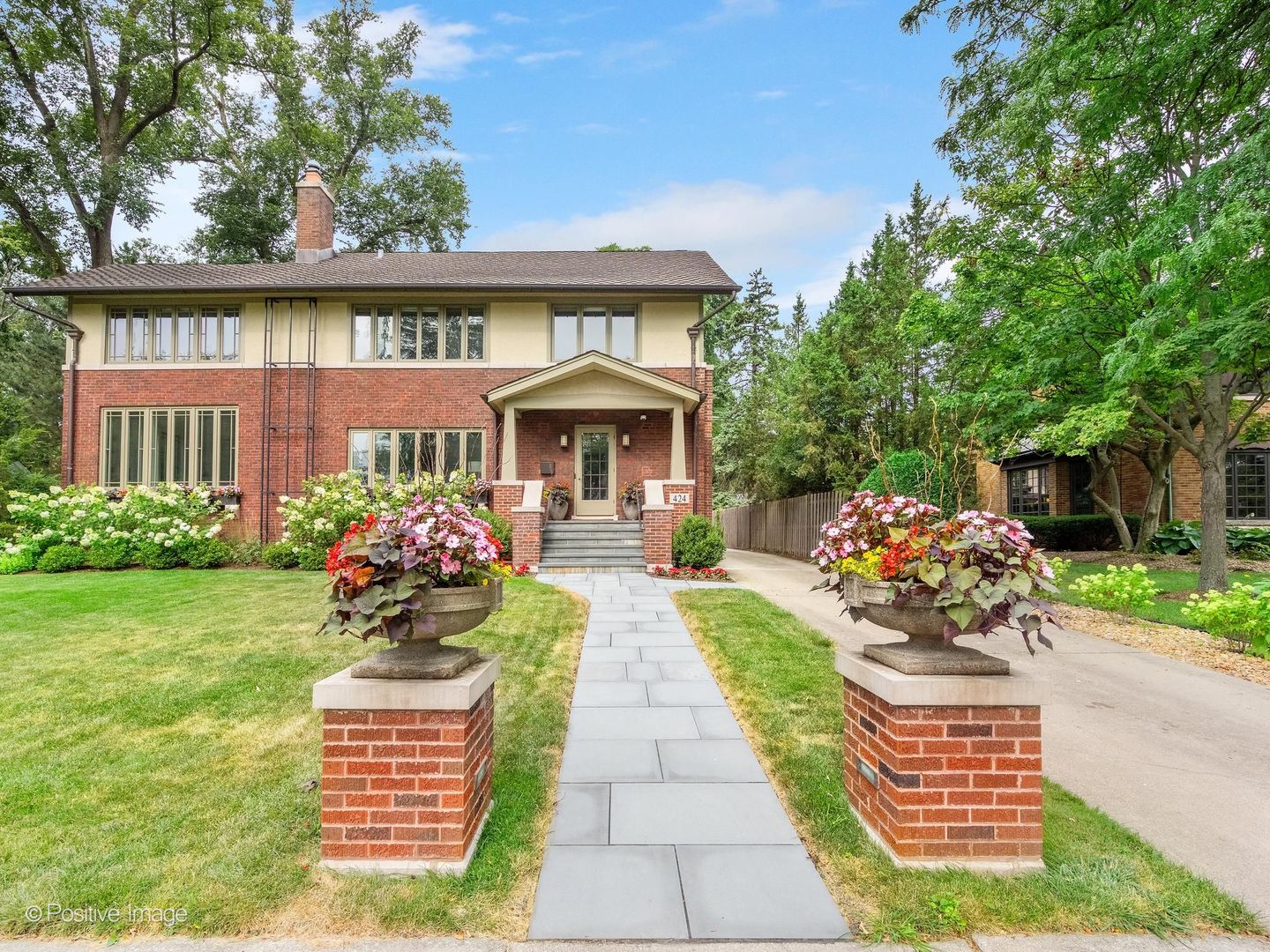 424 Blackstone Avenue Property Photo 1
