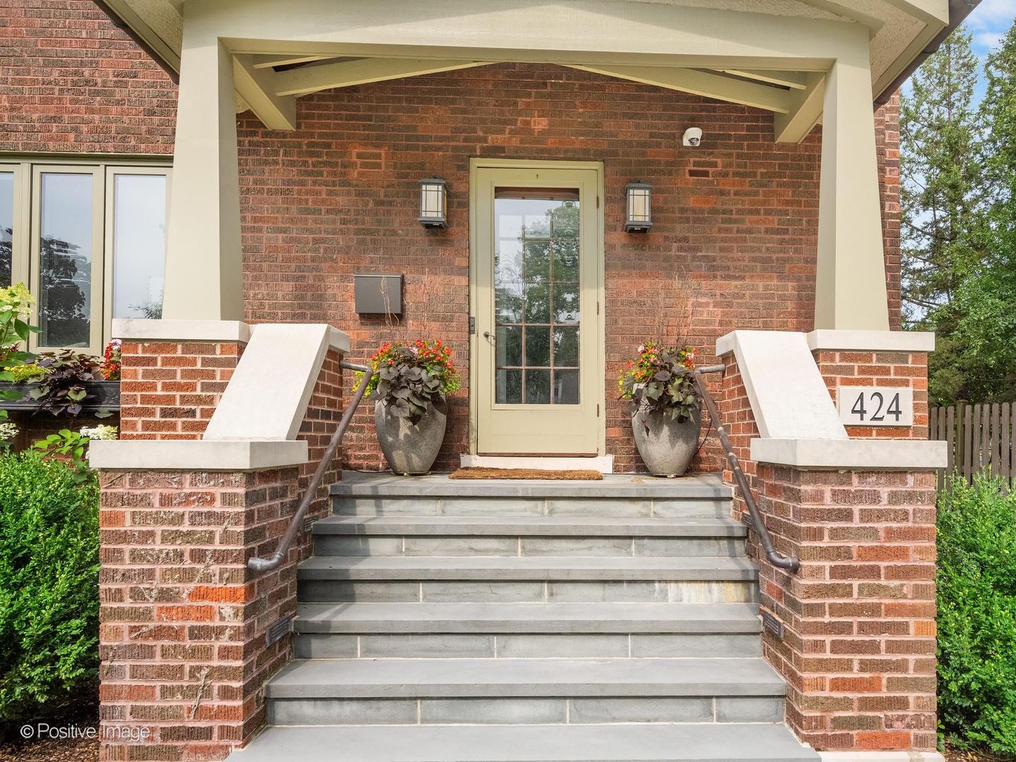 424 Blackstone Avenue Property Photo 3