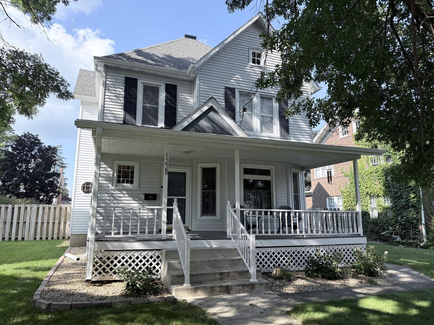 1228 W Lincoln Boulevard Property Photo