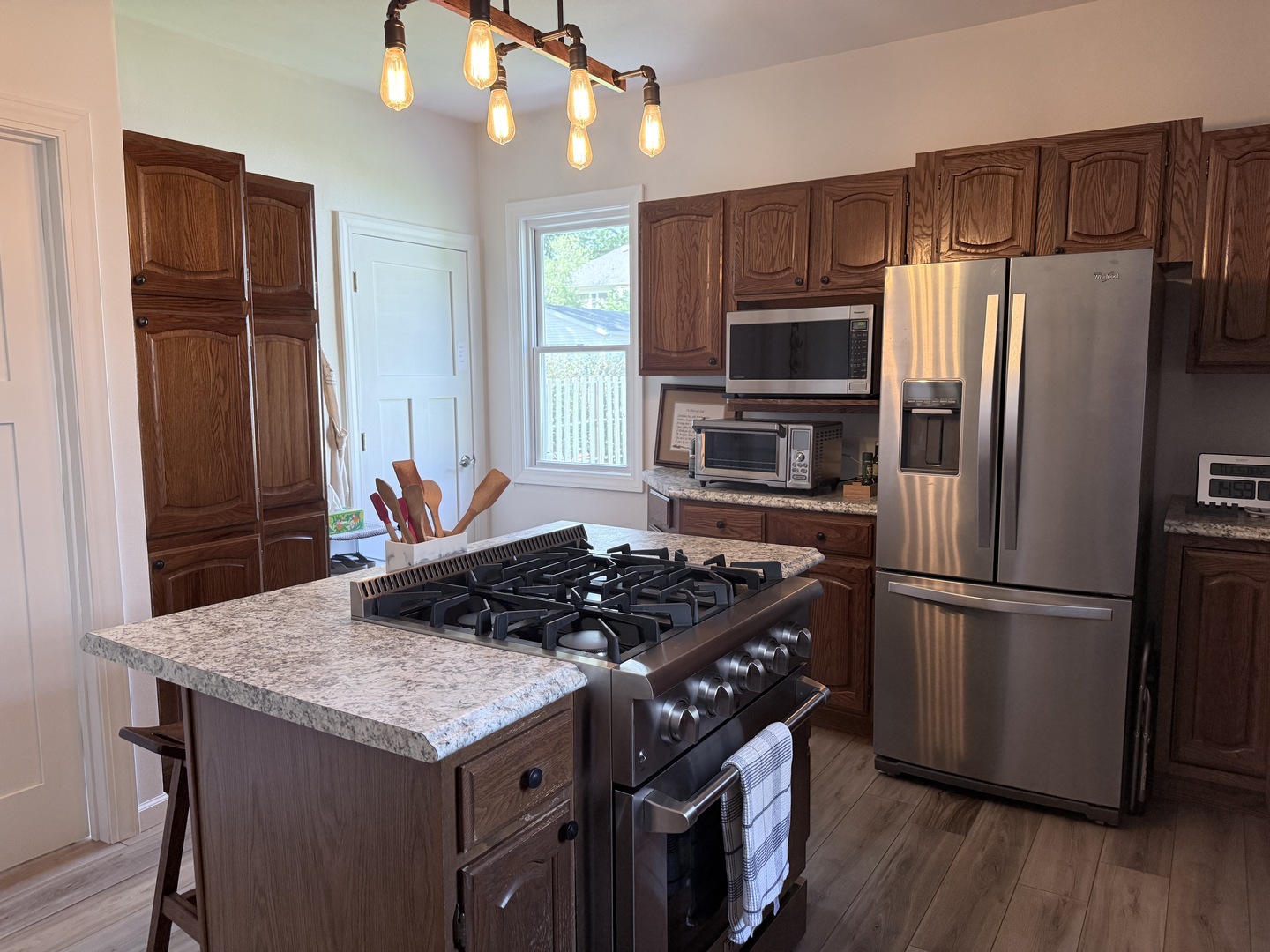 1228 W Lincoln Boulevard Property Photo 9