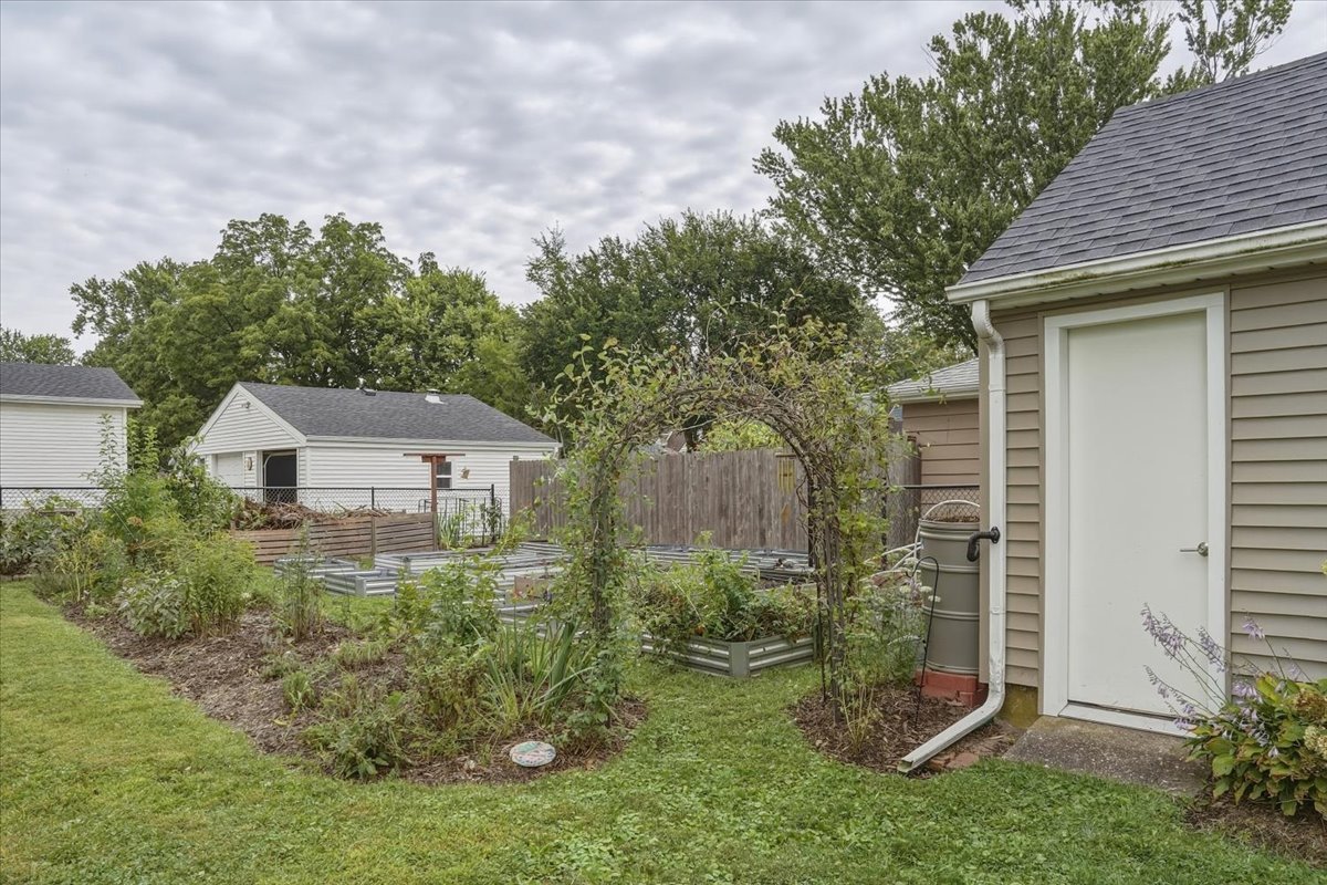 706 Adams Street Property Photo 4