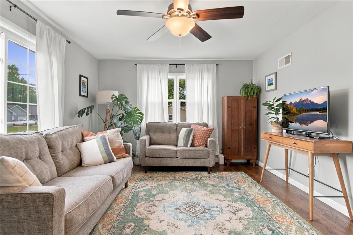 706 Adams Street Property Photo 11