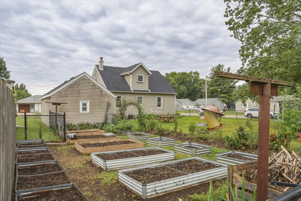 706 Adams Street Property Photo 23