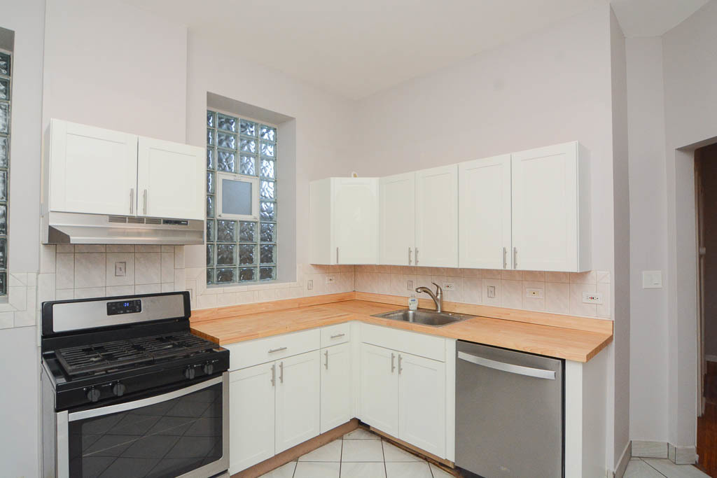2202 W Belmont Avenue 1r Property Photo 2