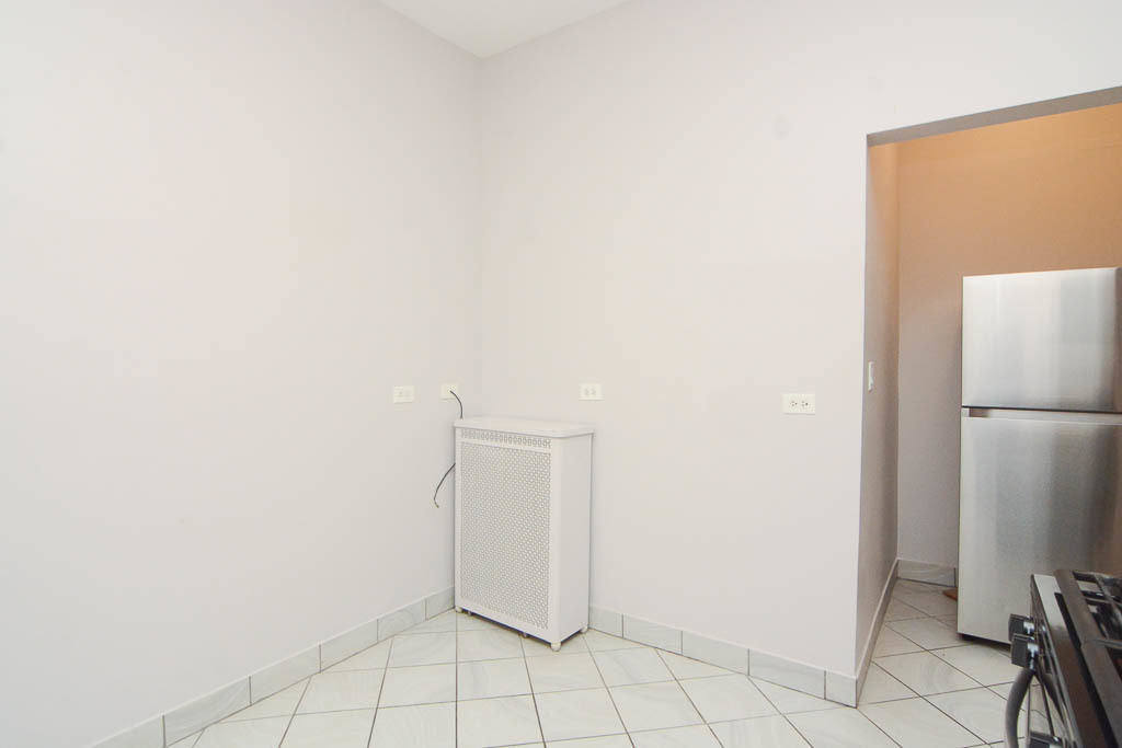 2202 W Belmont Avenue 1r Property Photo 6