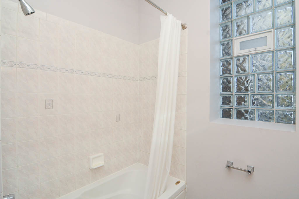2202 W Belmont Avenue 1r Property Photo 18
