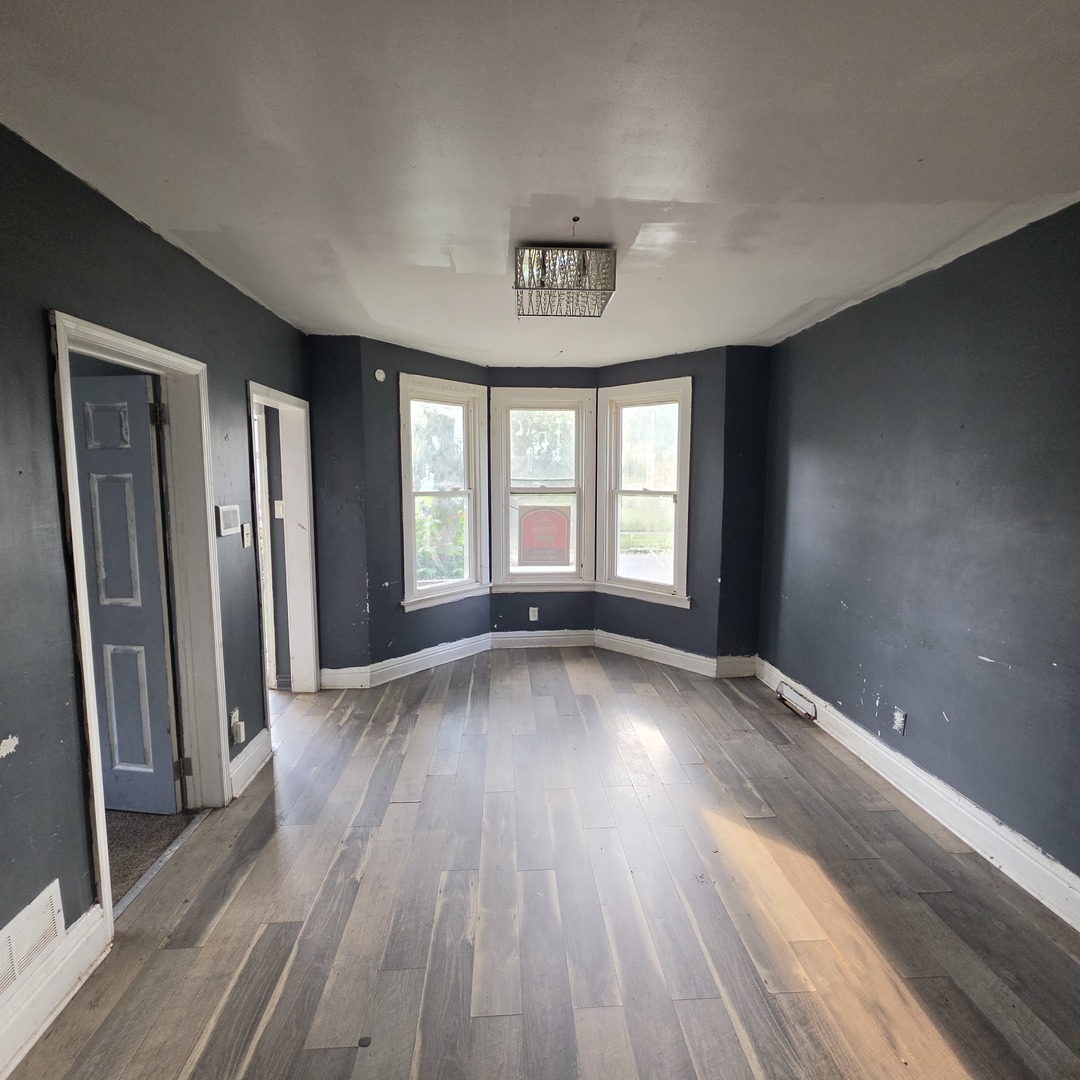 11936 S Prairie Avenue Property Photo 3