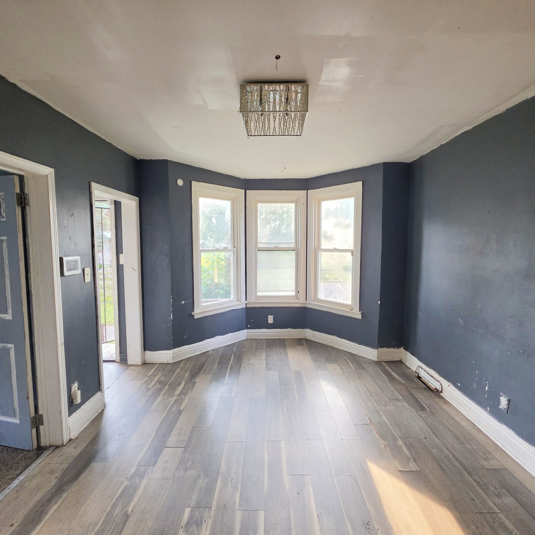 11936 S Prairie Avenue Property Photo 3