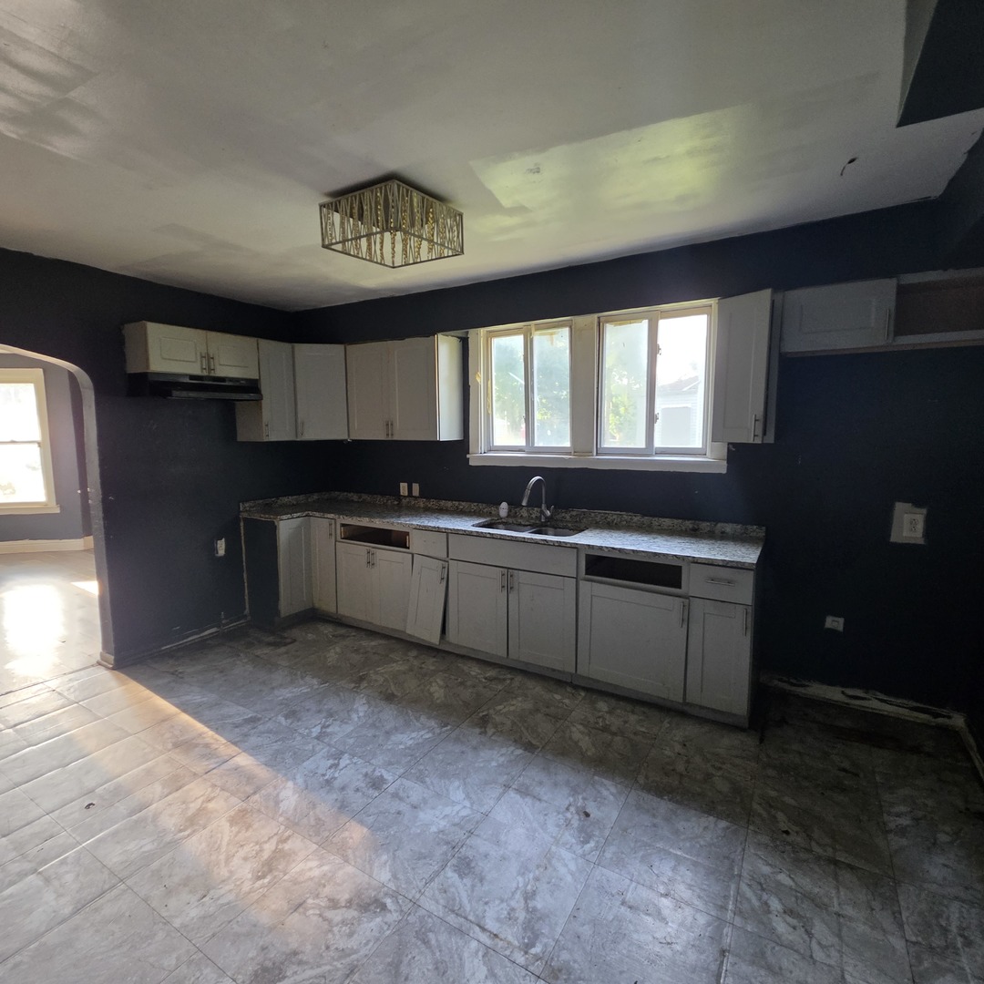 11936 S Prairie Avenue Property Photo 5
