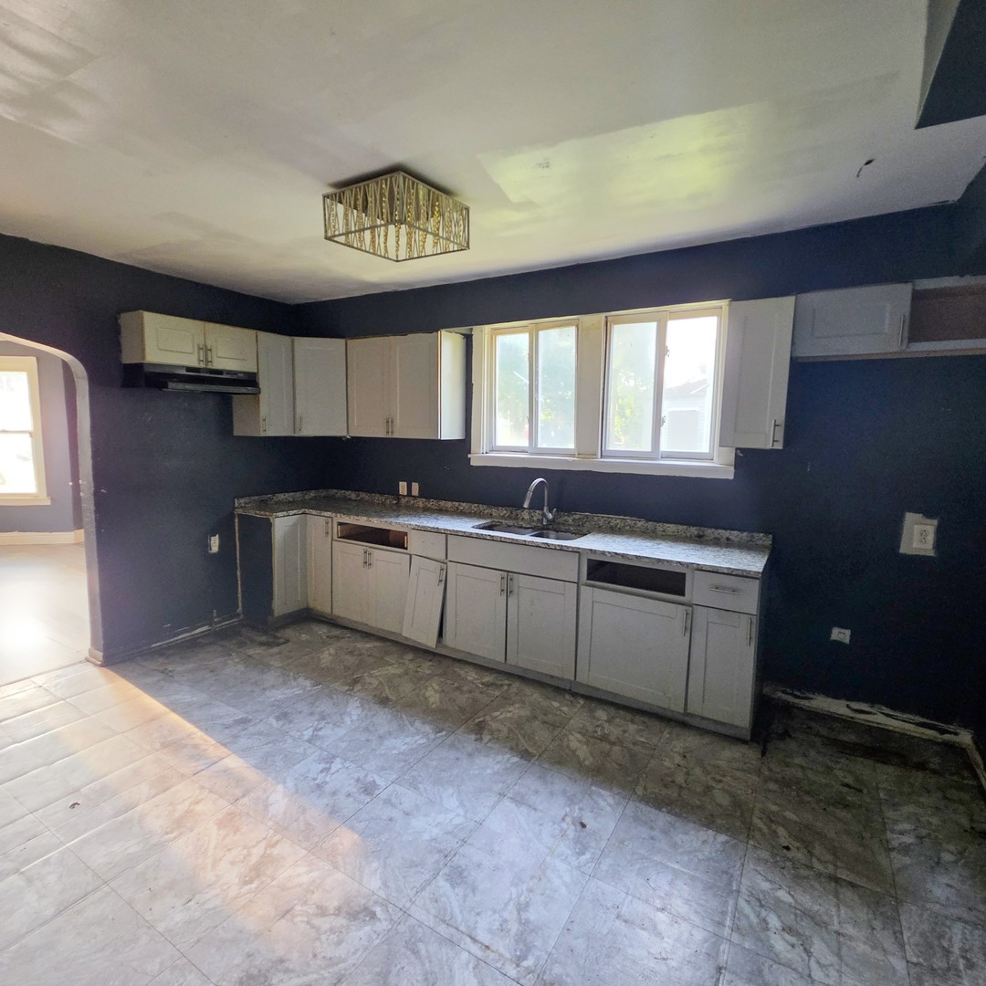 11936 S Prairie Avenue Property Photo 5