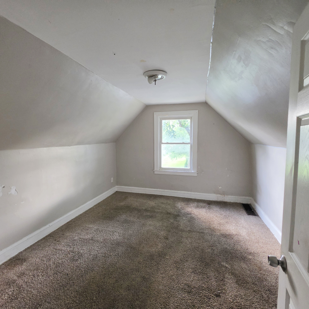 11936 S Prairie Avenue Property Photo 8