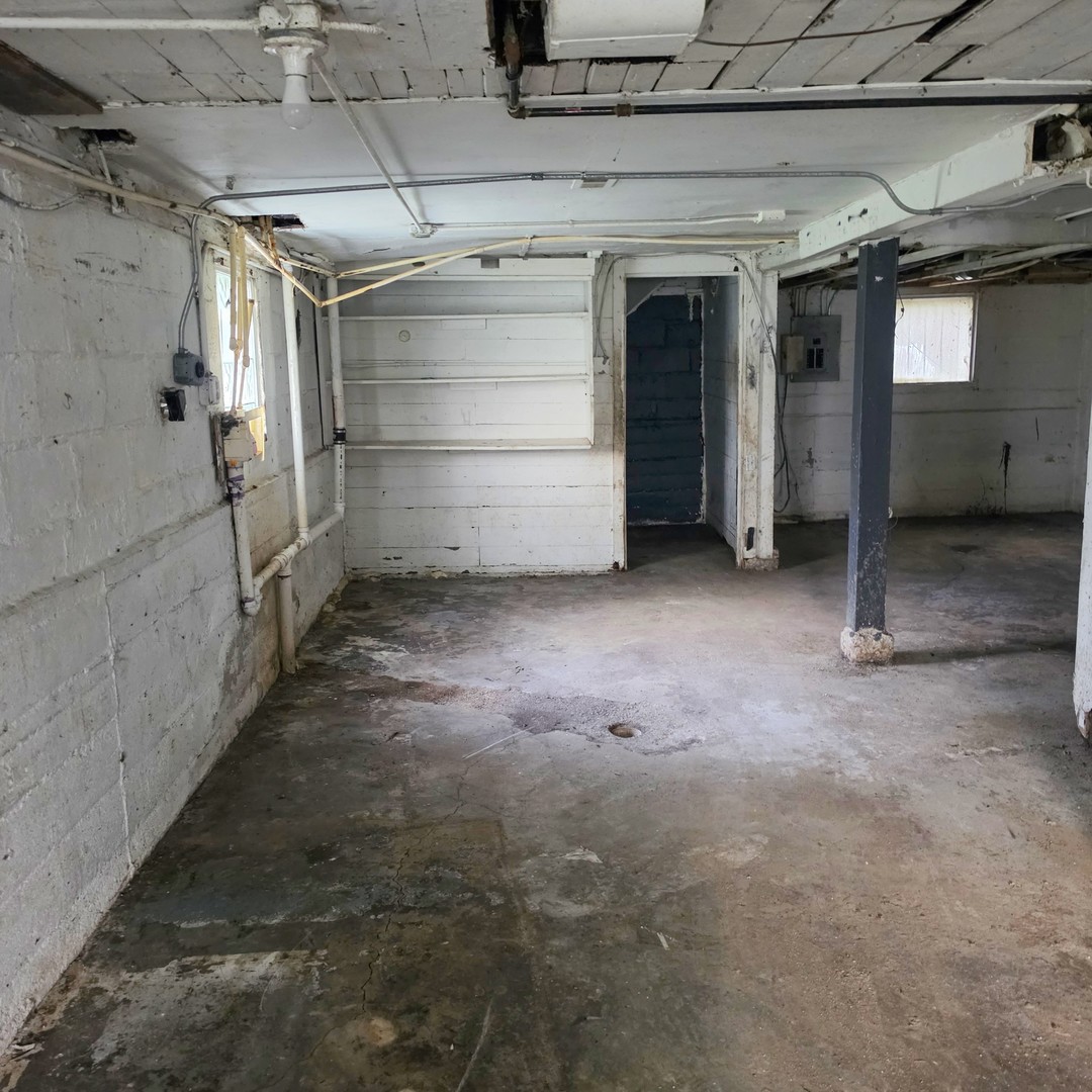 11936 S Prairie Avenue Property Photo 10