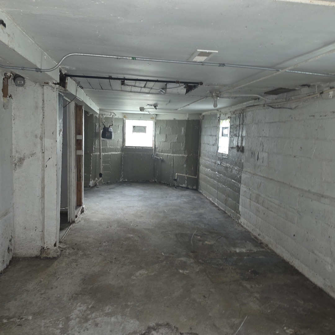 11936 S Prairie Avenue Property Photo 13