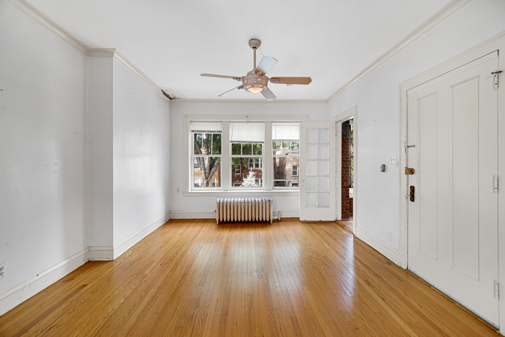 5753 N Washtenaw Avenue Property Photo 3
