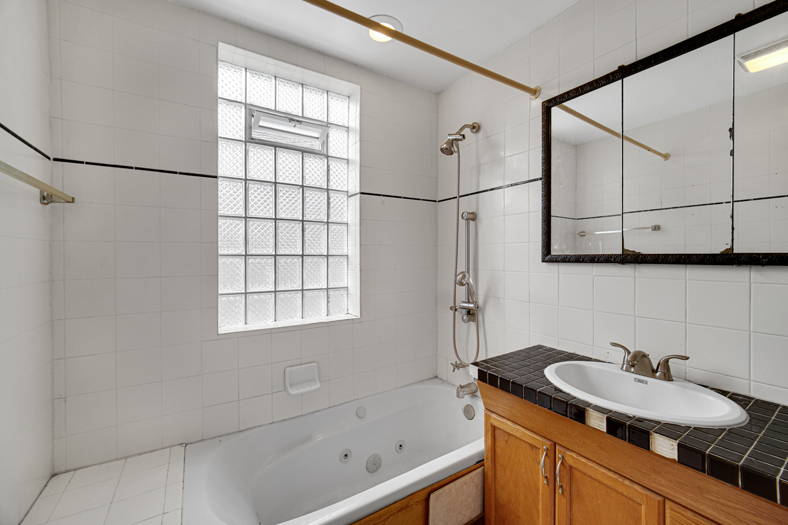 5753 N Washtenaw Avenue Property Photo 9