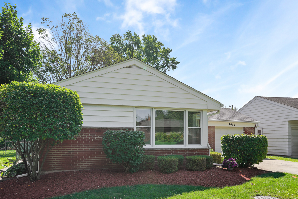 1419 W Saint James Place Property Photo 2