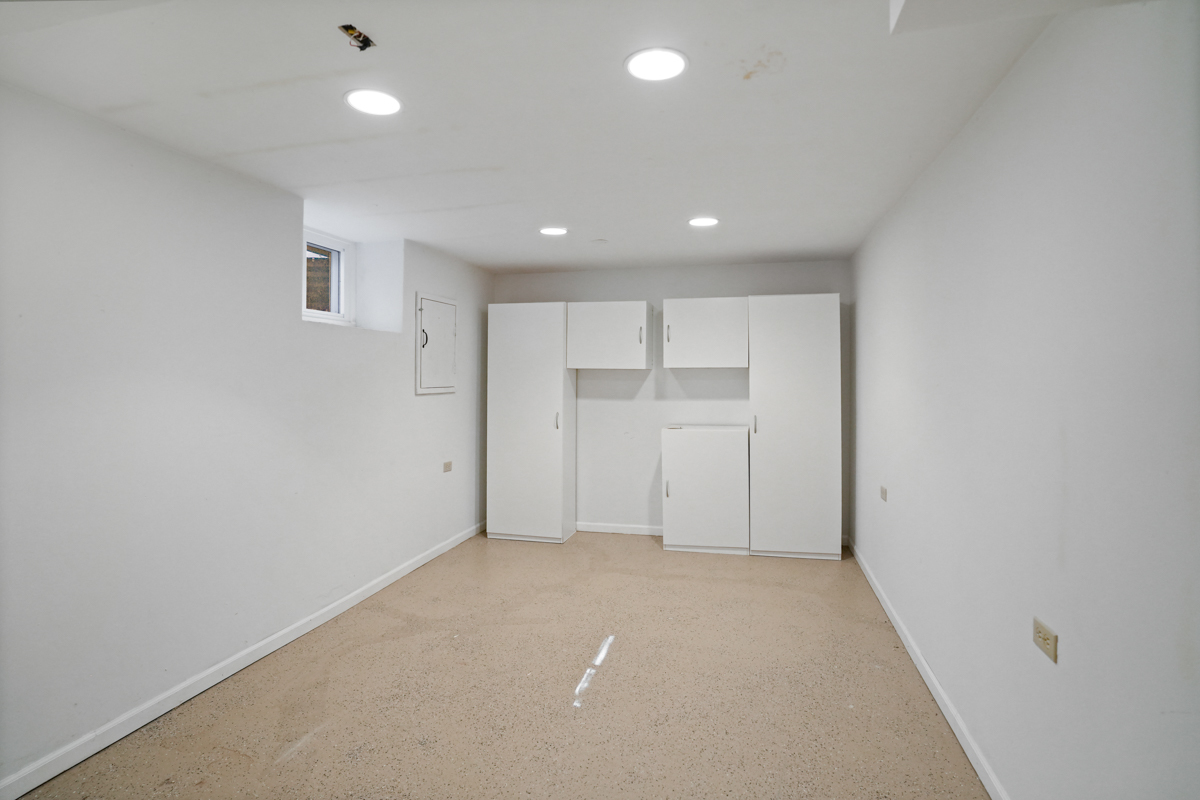 1419 W Saint James Place Property Photo 19